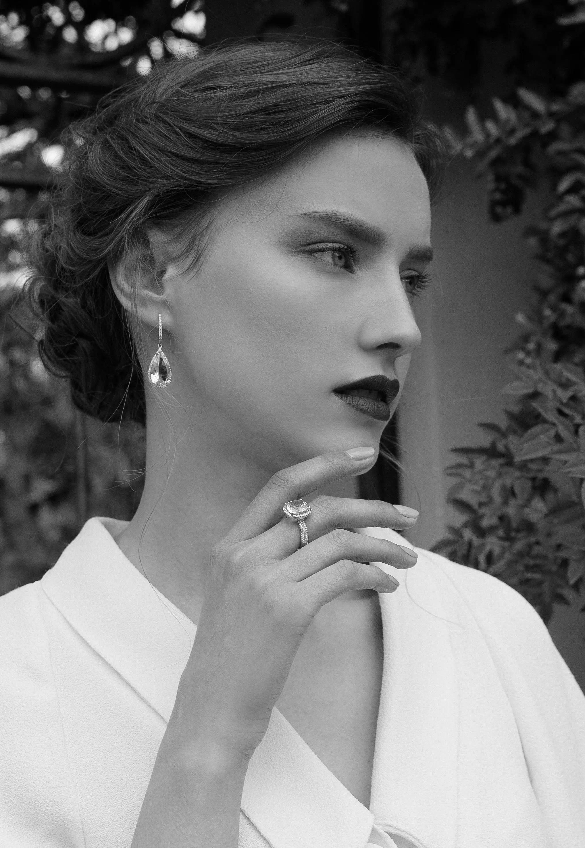 A dazzling pear shaped drop dangling earrings with diamonds
