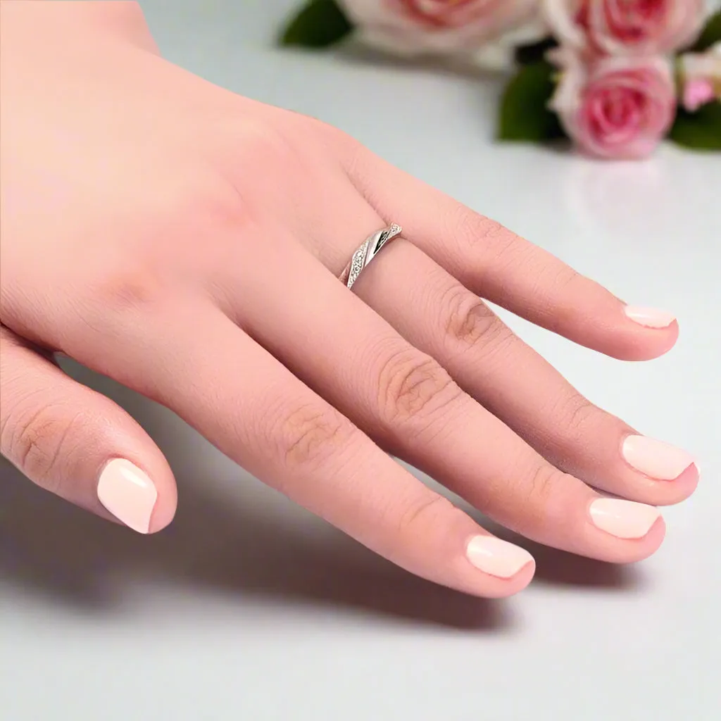 Classic Round Diamond Twisted Band
