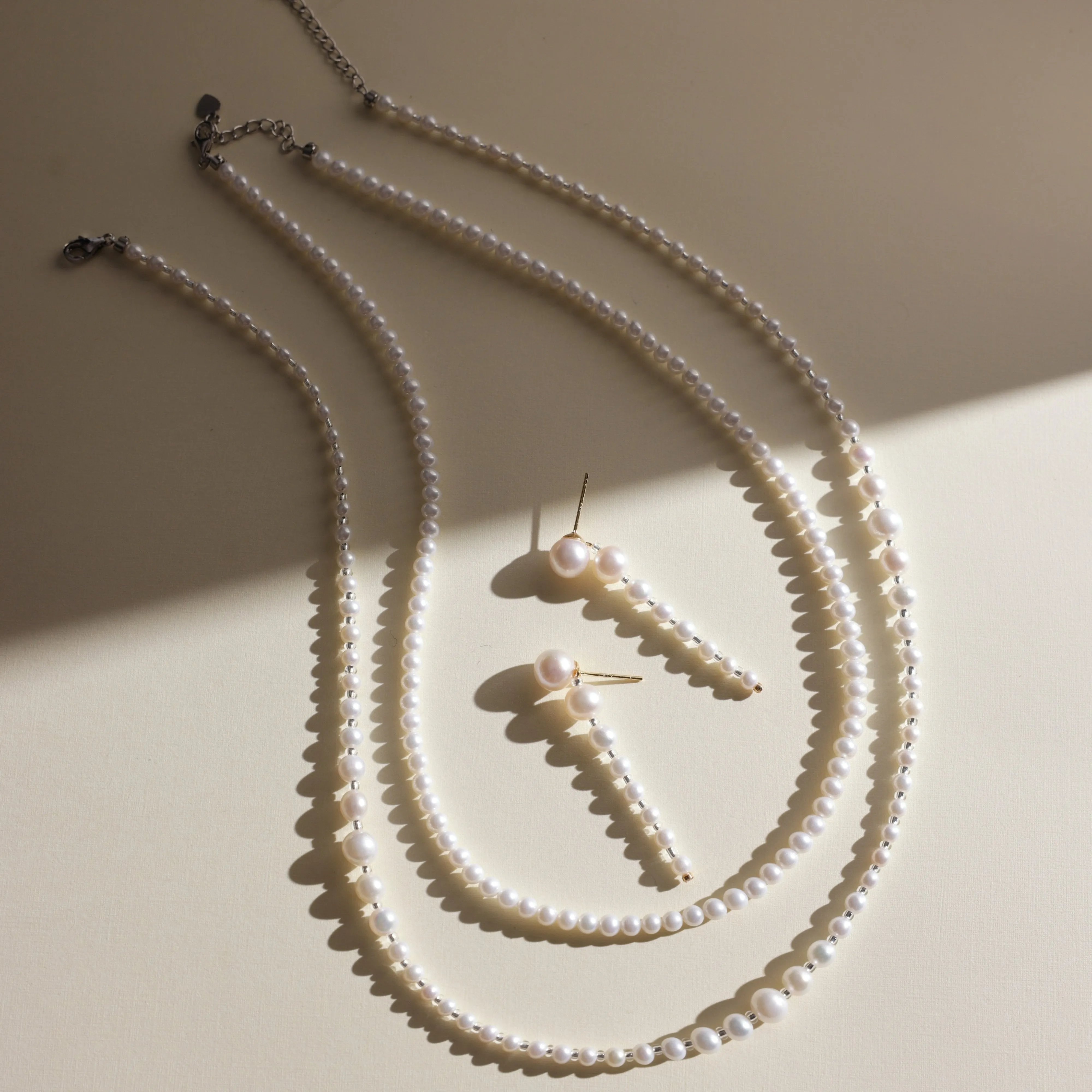 Elegant and Timeless Natual Freshwater Pearl Necklaces Set