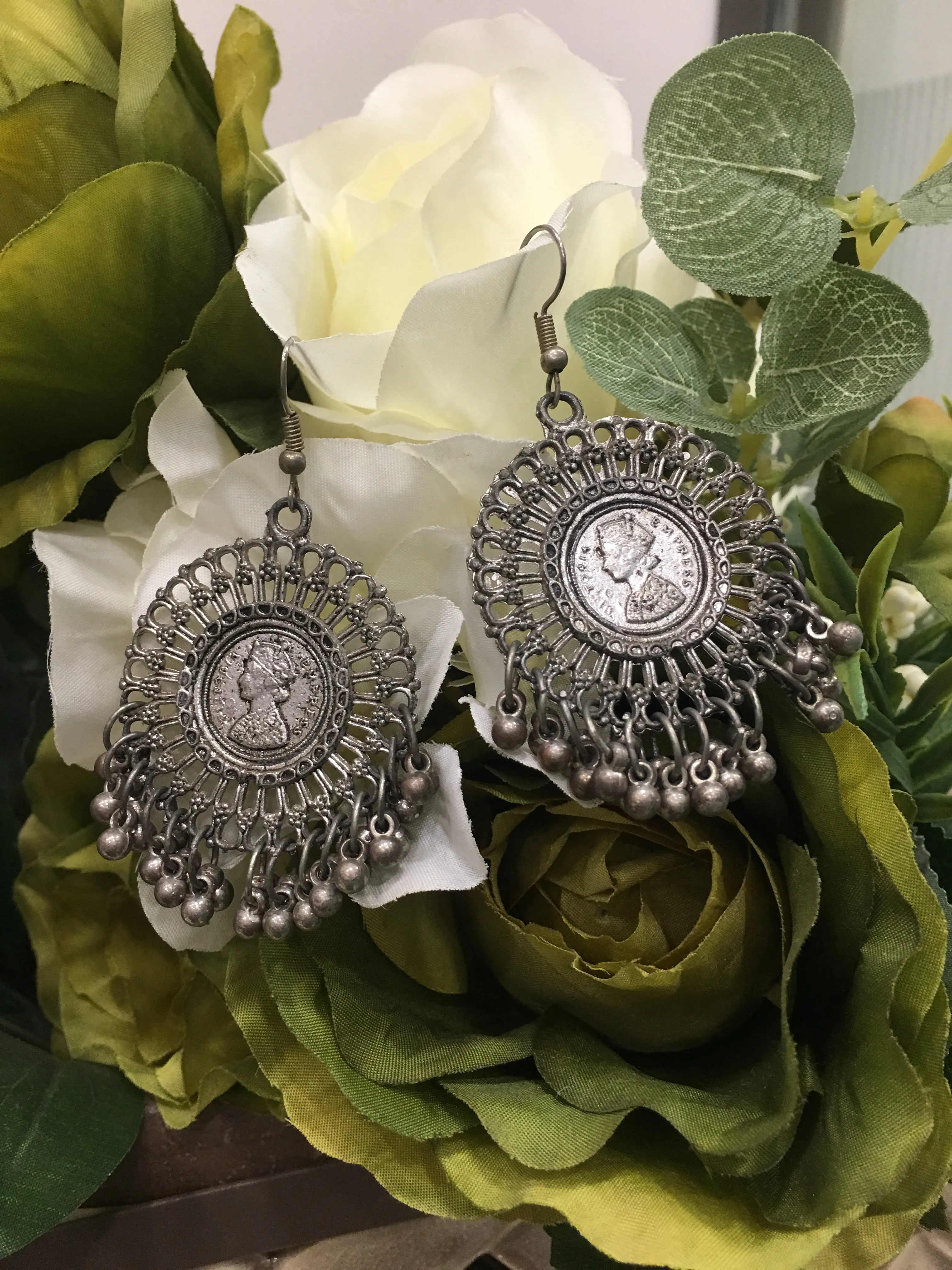 Fashion Costume Imitation Artificial Jewellery Beautiful Silver Plated Jingling Earring with the Empress Coin for Women Girls Teens
