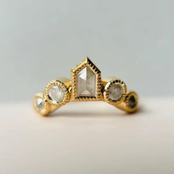 Foxborough - Shield & Brilliant-cut diamond contour band