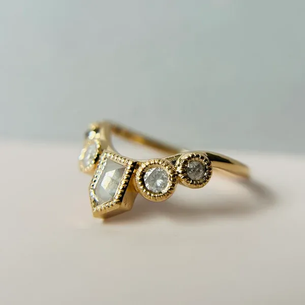 Foxborough - Shield & Brilliant-cut diamond contour band