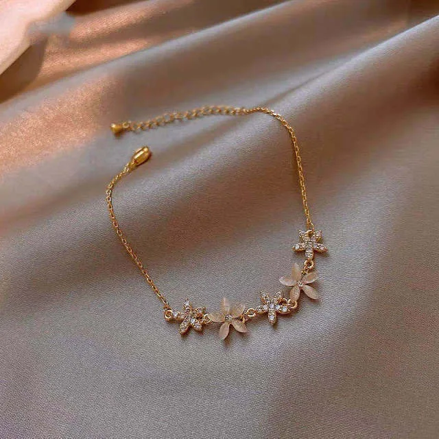 Korean-style Crystal Flower Jewelry Bracelet for Women