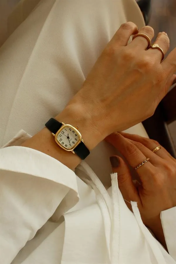 <tc>Montre-bracelet vintage en cuir noir Camelia.

</tc>