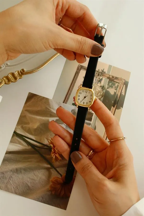 <tc>Montre-bracelet vintage en cuir noir Camelia.

</tc>