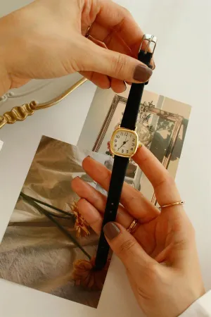 <tc>Montre-bracelet vintage en cuir noir Camelia.

</tc>