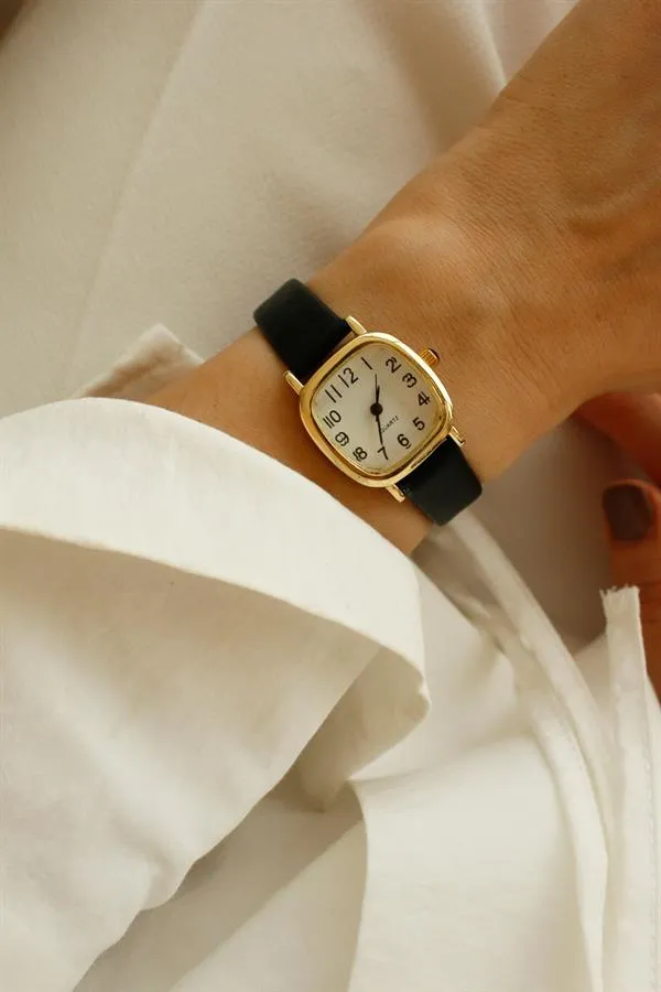 <tc>Montre-bracelet vintage en cuir noir Camelia.

</tc>
