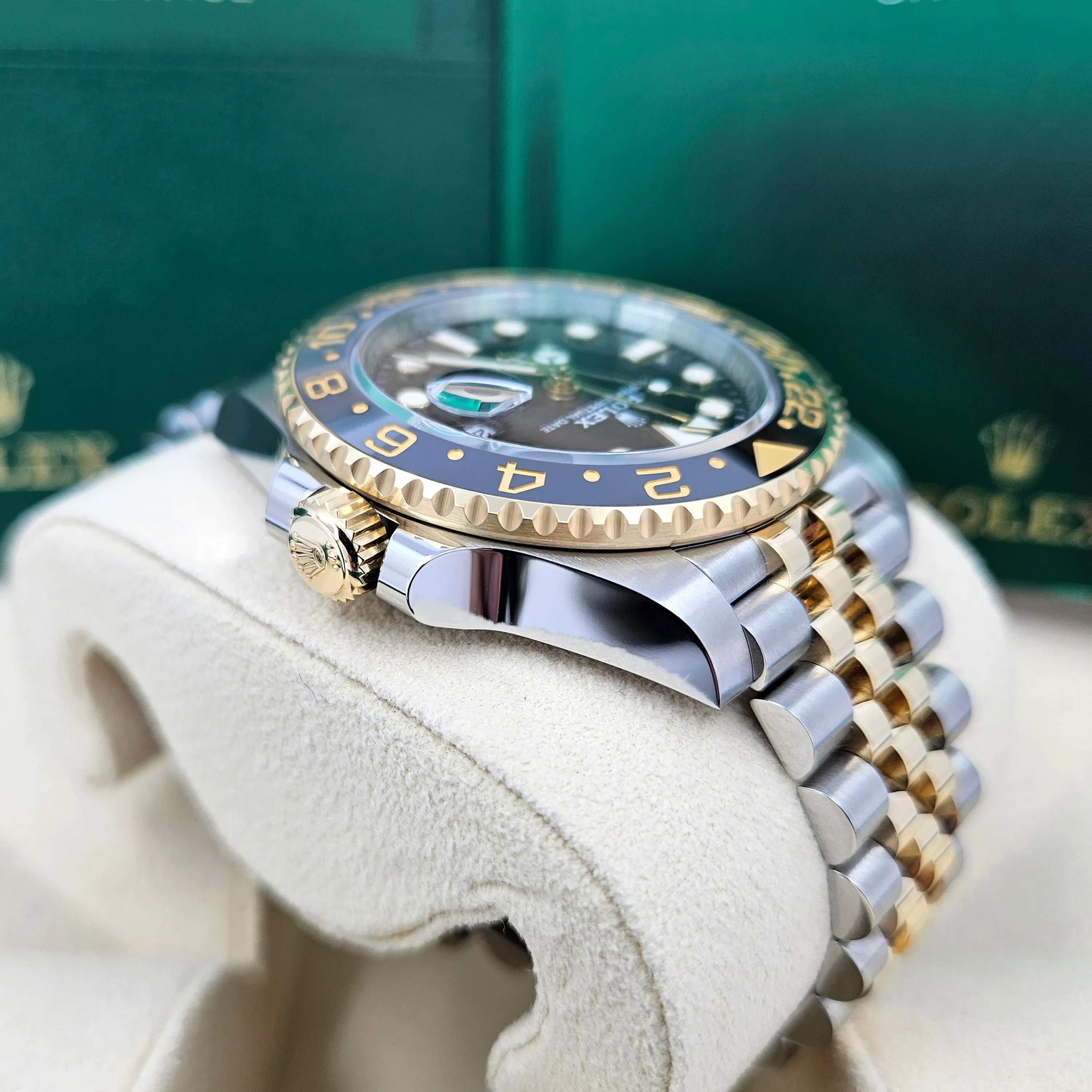 Pre-owned Rolex GMT-Master II, 40mm, Oystersteel and 18k Yellow Gold, Ref# 126713GRNR-0001