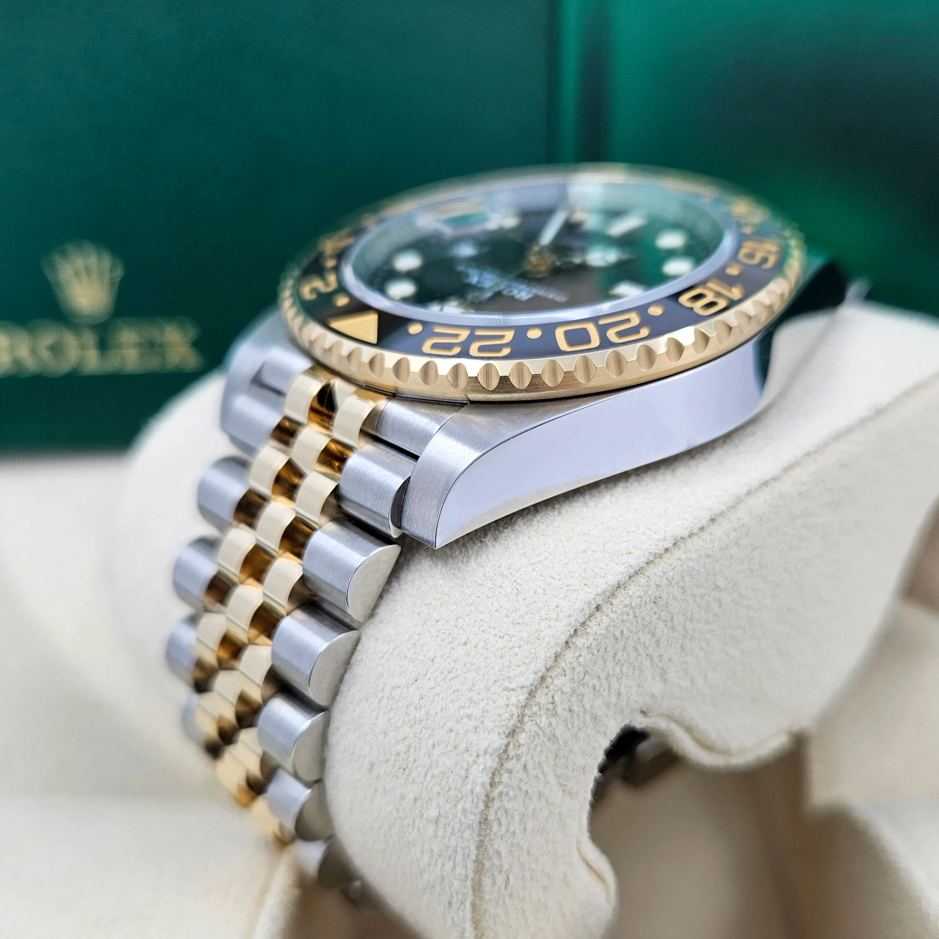 Pre-owned Rolex GMT-Master II, 40mm, Oystersteel and 18k Yellow Gold, Ref# 126713GRNR-0001