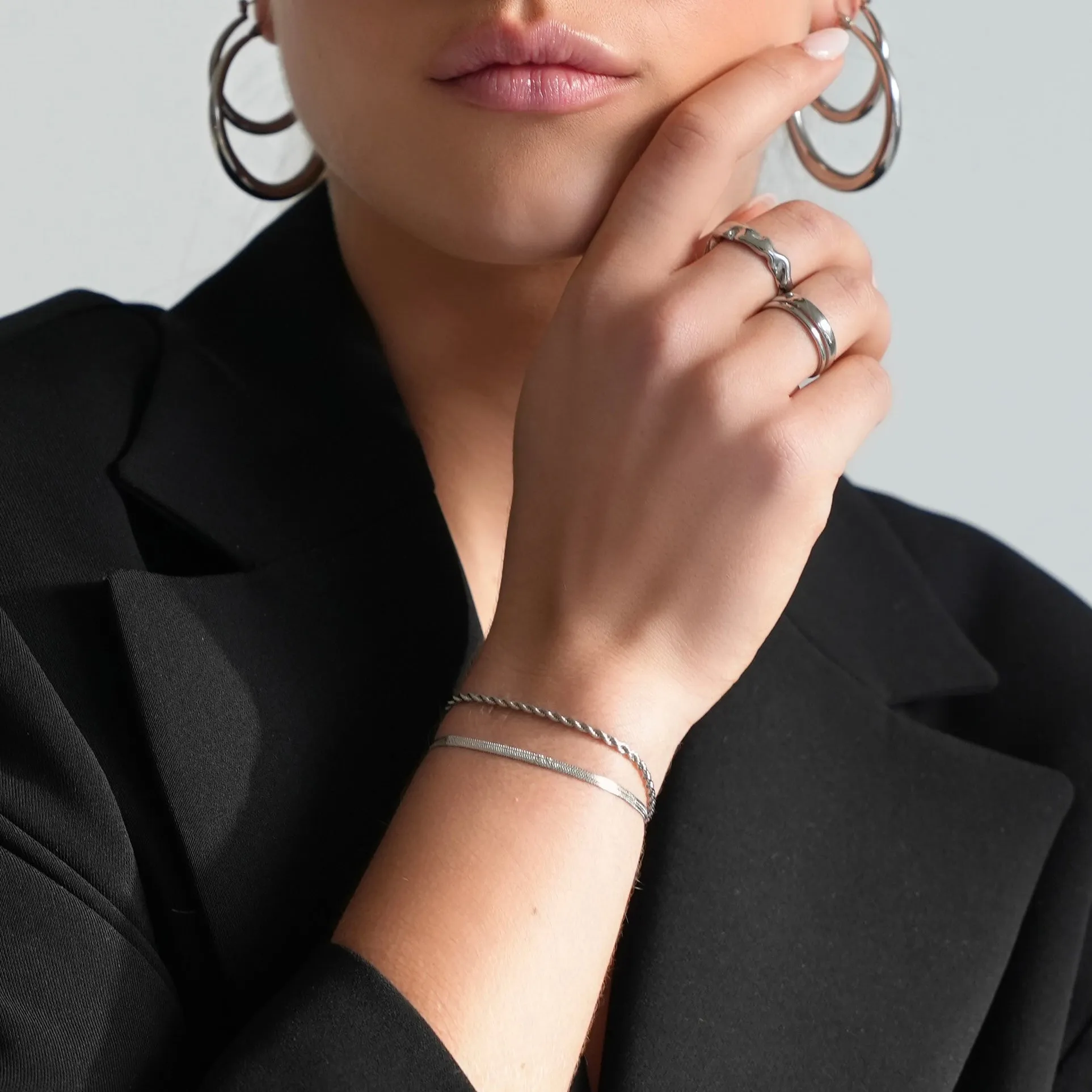 Twisted Rope Bracelet: Elegant Wrist Adornment
