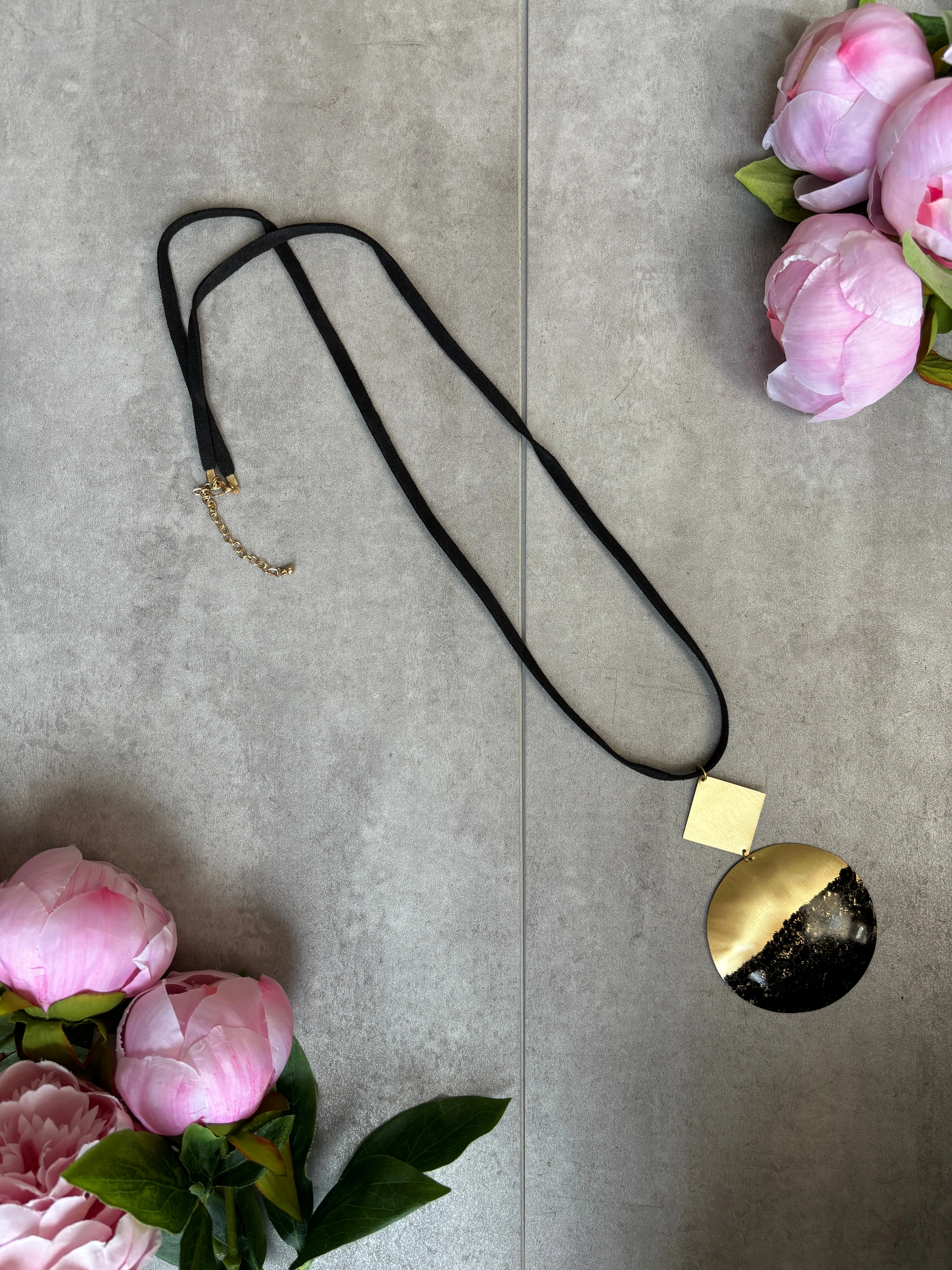 Tyra Necklace in Onyx and Gold