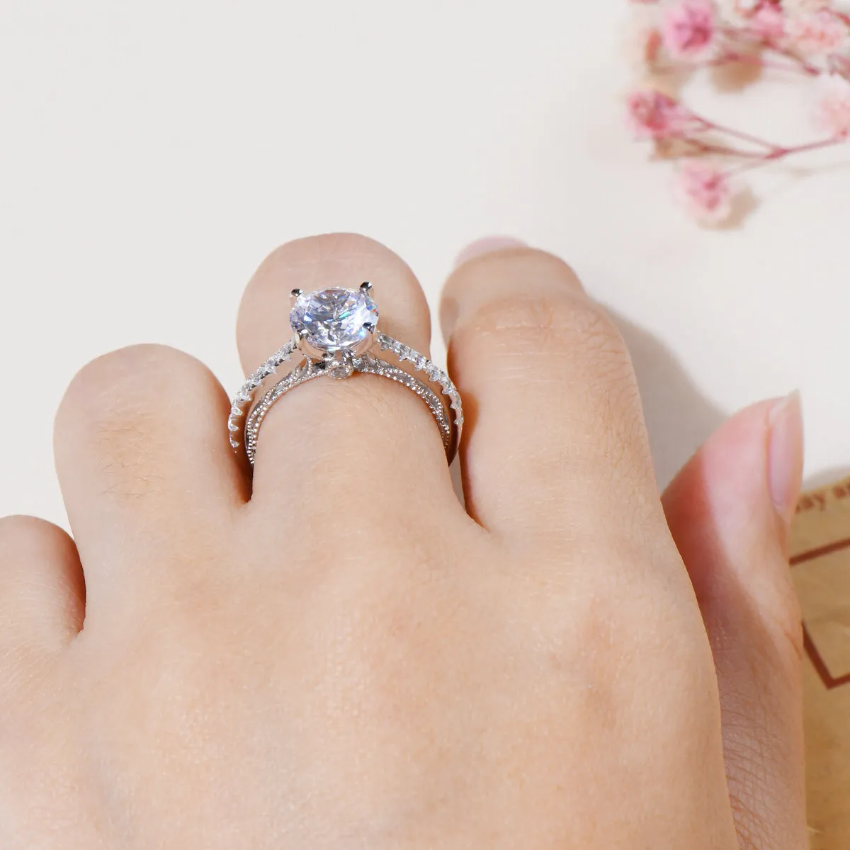 Vintage Round Cut Moissanite Diamond Ring