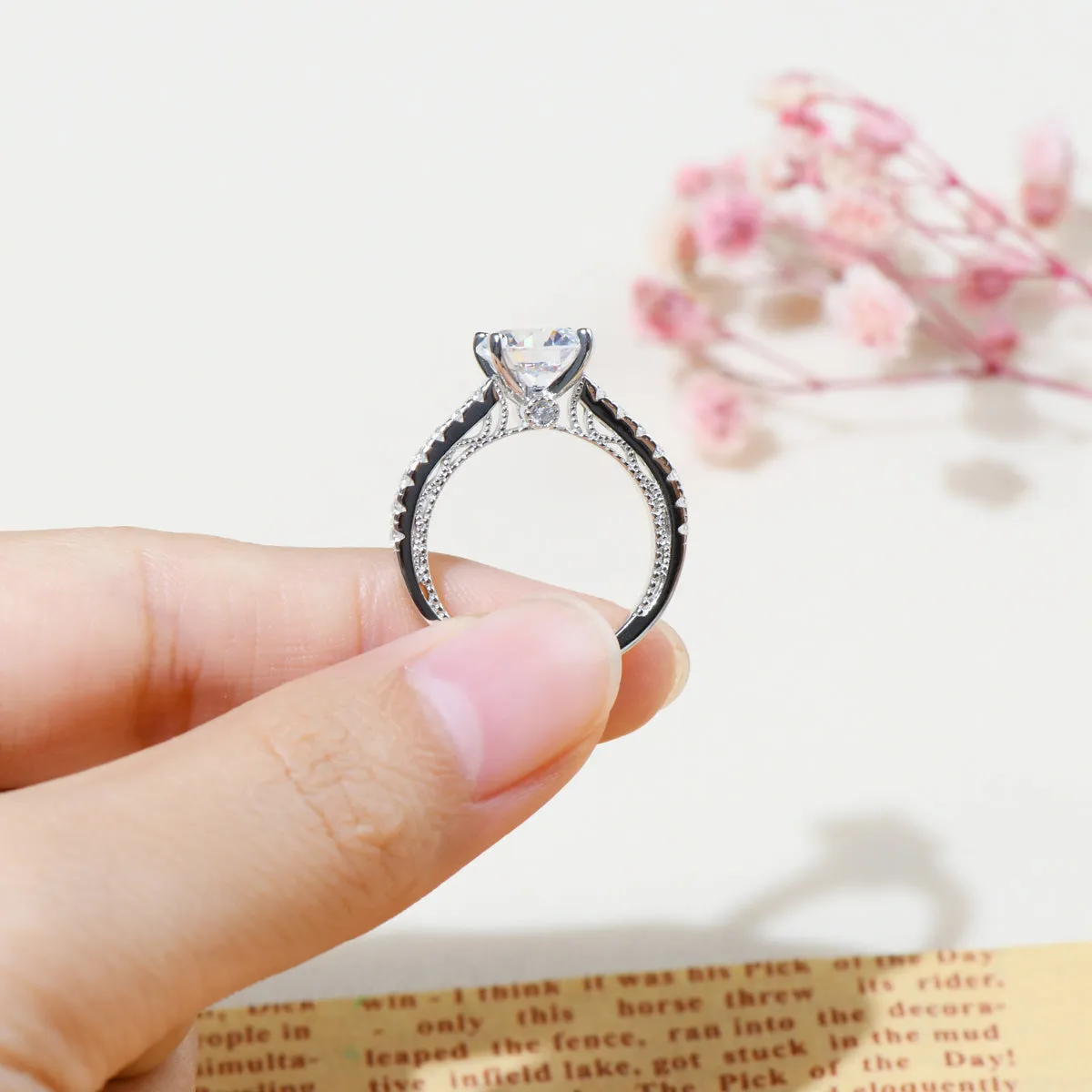 Vintage Round Cut Moissanite Diamond Ring