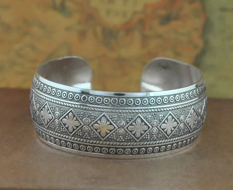 Yumfeel Factory Wholesale Tibetan Jewelry Vintage Silver Bangles Bracelet Antique Tibetan Silver Cuff Bracelets for Women