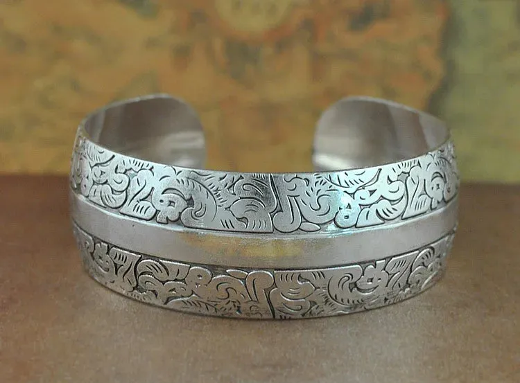 Yumfeel Factory Wholesale Tibetan Jewelry Vintage Silver Bangles Bracelet Antique Tibetan Silver Cuff Bracelets for Women